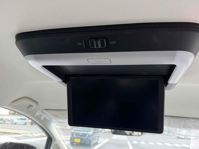 オデッセイハイブリッド ｅ：ＨＥＶアブソルート・ＥＸ　１１インチ純正ナビ　１２インチリア席モニター　純正ＥＴＣ　ブラックエンブレム　オートクルーズコントロール　衝突被害軽減システム　ＬＥＤヘッドランプ　スマートキー　シートヒーター　ＣＶＴ（4枚目）