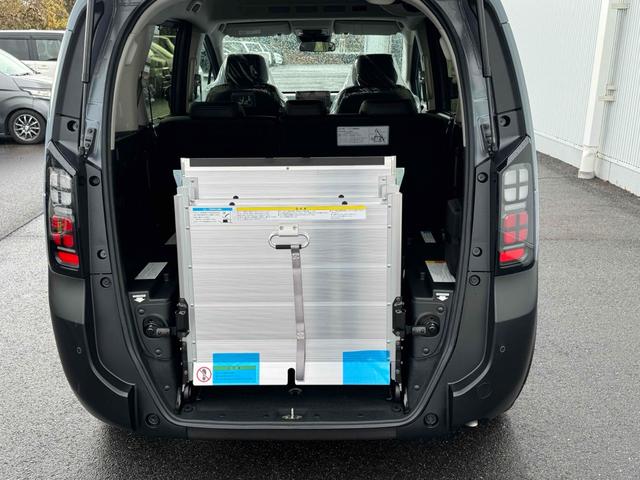 フリード e:HEVクロスター 福祉車輌 純正8インチナビ TV オートクルーズコントロール 衝突被害軽減システム 両側電動スライドドア スマートキー LEDヘッドランプ シートヒーター 盗難防止システム CVT ABS(4枚目)