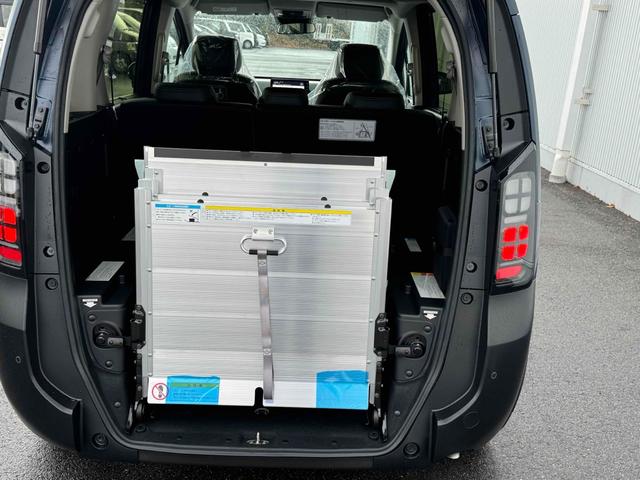 フリード e:HEVクロスター スロープ 福祉車輌 純正9インチナビ オートクルーズコントロール 衝突被害軽減システム 両側電動スライドドア LEDヘッドランプ ヘッドライトウォッシャー スマートキー シートヒーター CVT(4枚目)