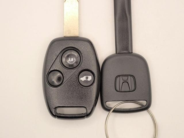フリードスパイク Ｇジャストセレクション　５人乗り　純正ナビ　ワンセグＴＶ　ＵＳＢ＆ＢＴ接続可能　バックカメラ　ＥＴＣ　ワンオーナー　左側パワースライドドア　ＨＩＤオートライト　キーレスエントリー　アイドリングストップ　スペアキー（8枚目）