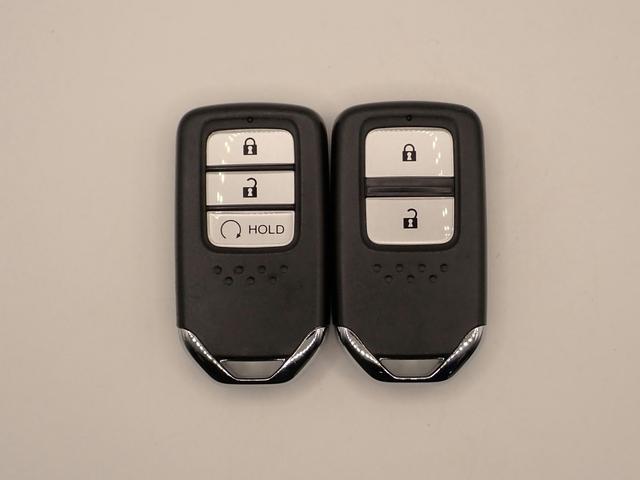 シビック ハッチバック　純正ナビ　フルセグＴＶ　ＵＳＢ＆ＢＴ接続可能　バックカメラ　ＥＴＣ２．０　ホンダセンシング　ワンオーナー　ＬＥＤオートライト　パワーシート　シートヒーター　プッシュスタート　純正１８インチアルミ（7枚目）