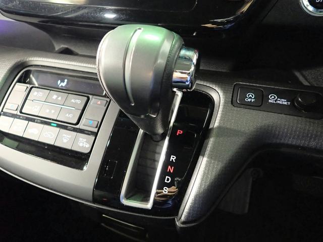 ステップワゴンスパーダ スパーダ　７人乗り　純正ナビ　フルセグＴＶ　ＵＳＢ＆ＢＴ＆ＨＤＭＩ接続　マルチビューカメラ　ＥＴＣ　純正フリップダウンモニター　ホンダセンシング　レーダークルーズＣ　両側パワスラ　ＬＥＤオートライト　禁煙車（19枚目）