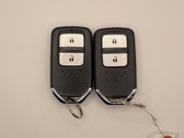 ヴェゼル ハイブリッドＲＳ・ホンダセンシング　純正８インチナビ　フルセグＴＶ　ＵＳＢ＆ＢＴ接続　バックカメラ　ＥＴＣ　ワンオーナー　レーダークルーズＣ　コンフォートビューパッケージ　シートヒーター　ＬＥＤオートライト　純正アルミ　スペアキー（7枚目）