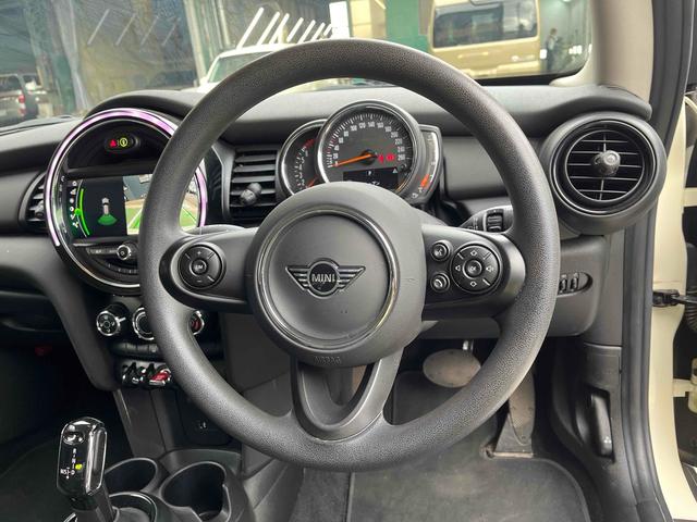 ＭＩＮＩ ヴィクトリア　ＥＴＣ　バックカメラ　ナビ　クリアランスソナー　アルミホイール　オートライト　スマートキー　アイドリングストップ　電動格納ミラー　ＡＴ　ＡＢＳ　ＥＳＣ　ＵＳＢ　Ｂｌｕｅｔｏｏｔｈ　エアコン（4枚目）