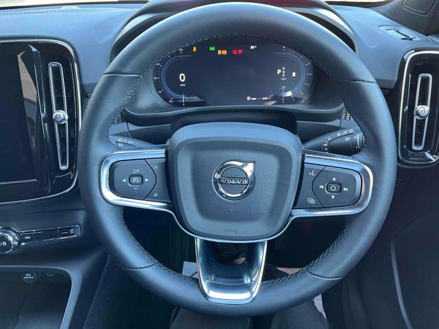 ＸＣ４０ アルティメット　Ｂ４　ＡＷＤ　ダークエディション　全周囲カメラ　クリアランスソナー　パワーシート　サンルーフ　電動リアゲート　アルミホイール　スマートキー　シートヒーター　ＡＴ　エアコン　パワーステアリング（3枚目）
