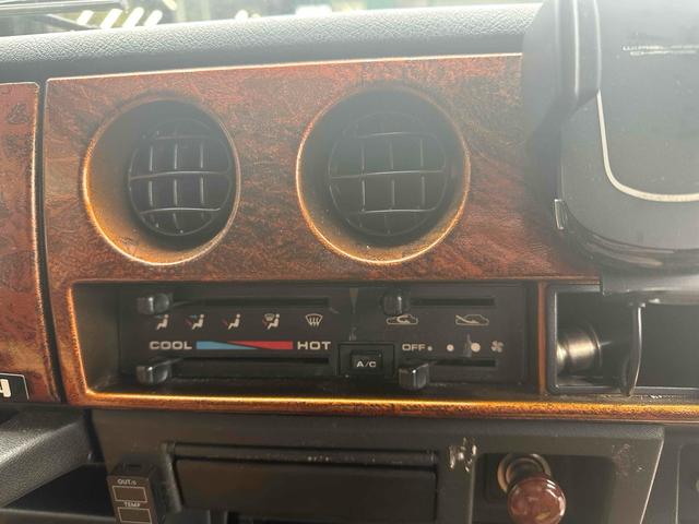 ジムニー ワイルドウインド エンジンオーバーホール済み オリジナルレザーシート 4WD MT CD アルミホイール エアコン(5枚目)