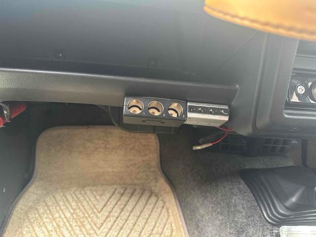 ジムニー ワイルドウインド エンジンオーバーホール済み オリジナルレザーシート 4WD MT CD アルミホイール エアコン(9枚目)