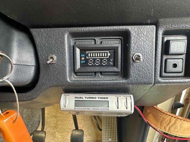 ジムニー ワイルドウインド エンジンオーバーホール済み オリジナルレザーシート 4WD MT CD アルミホイール エアコン(10枚目)