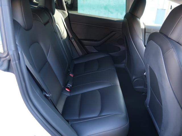 モデル３ ＲＷＤ　ＲＹＺＥＮ搭載　屋内車庫保管　パノラマガラスルーフフィルム施工　黒革シート　デジタルインナーミラー　ステアリングヒーター　全席シートヒーター　オートパイロット　３６０°カメラ　電動リアゲート　ＬＥＤ（7枚目）