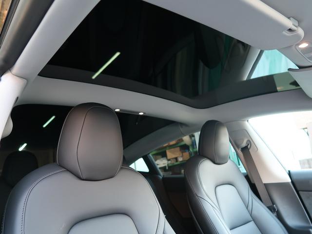 モデル３ ＲＷＤ　ＲＹＺＥＮ搭載　屋内車庫保管　パノラマガラスルーフフィルム施工　黒革シート　デジタルインナーミラー　ステアリングヒーター　全席シートヒーター　オートパイロット　３６０°カメラ　電動リアゲート　ＬＥＤ（12枚目）