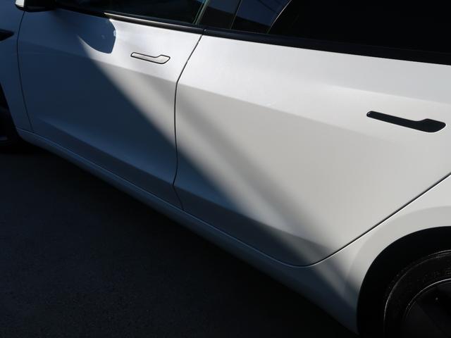 モデル３ ＲＷＤ　ＲＹＺＥＮ搭載　屋内車庫保管　パノラマガラスルーフフィルム施工　黒革シート　デジタルインナーミラー　ステアリングヒーター　全席シートヒーター　オートパイロット　３６０°カメラ　電動リアゲート　ＬＥＤ（22枚目）