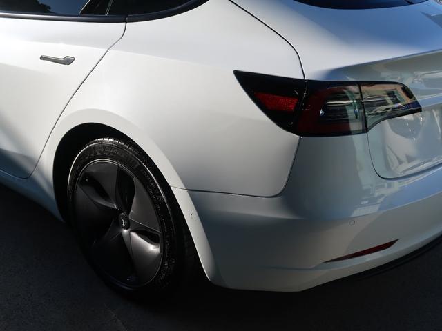 モデル３ ＲＷＤ　ＲＹＺＥＮ搭載　屋内車庫保管　パノラマガラスルーフフィルム施工　黒革シート　デジタルインナーミラー　ステアリングヒーター　全席シートヒーター　オートパイロット　３６０°カメラ　電動リアゲート　ＬＥＤ（23枚目）