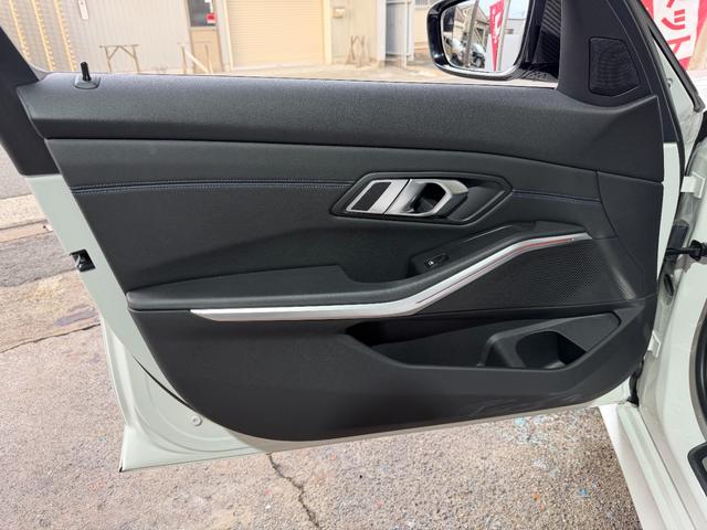 3シリーズ 330i Mスポーツ 6か月走行距離無制限保証付 ワンオーナー イノベーションPKG コンフォートPKG 純正OP19インチAW Mパフォーマンスカーボンドアミラーカバー&カーボントランクスポイラー ブラックキドニーグリル(42枚目)