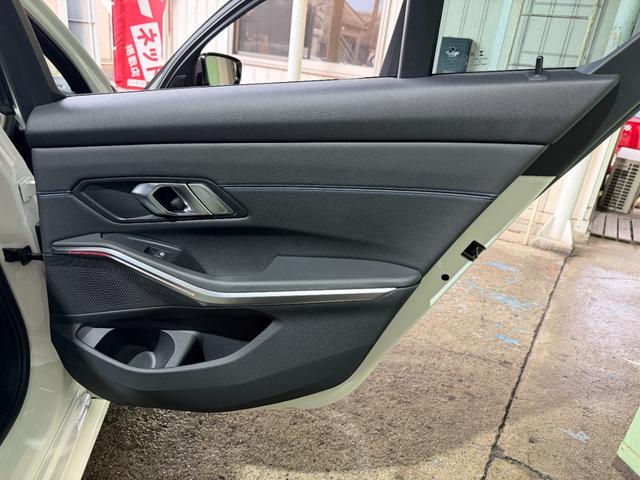 3シリーズ 330i Mスポーツ 6か月走行距離無制限保証付 ワンオーナー イノベーションPKG コンフォートPKG 純正OP19インチAW Mパフォーマンスカーボンドアミラーカバー&カーボントランクスポイラー ブラックキドニーグリル(43枚目)