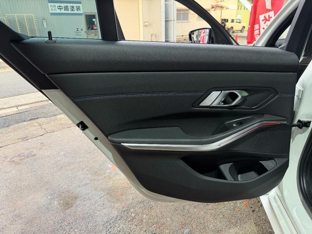 3シリーズ 330i Mスポーツ 6か月走行距離無制限保証付 ワンオーナー イノベーションPKG コンフォートPKG 純正OP19インチAW Mパフォーマンスカーボンドアミラーカバー&カーボントランクスポイラー ブラックキドニーグリル(44枚目)