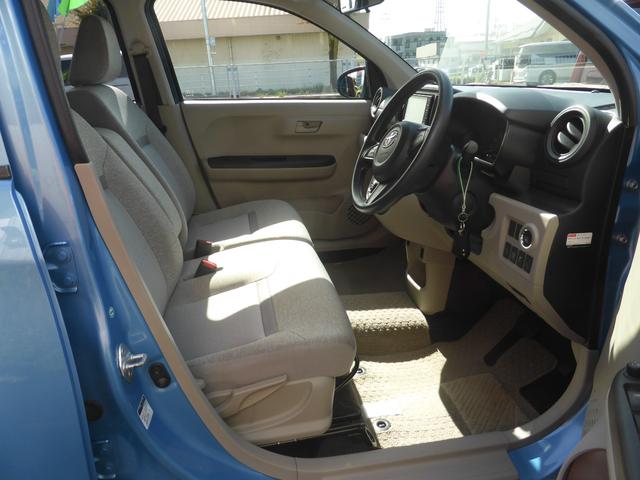 運転席・助手席への行き来が便利です。荷物も近くに置け女性に喜ばれるます。