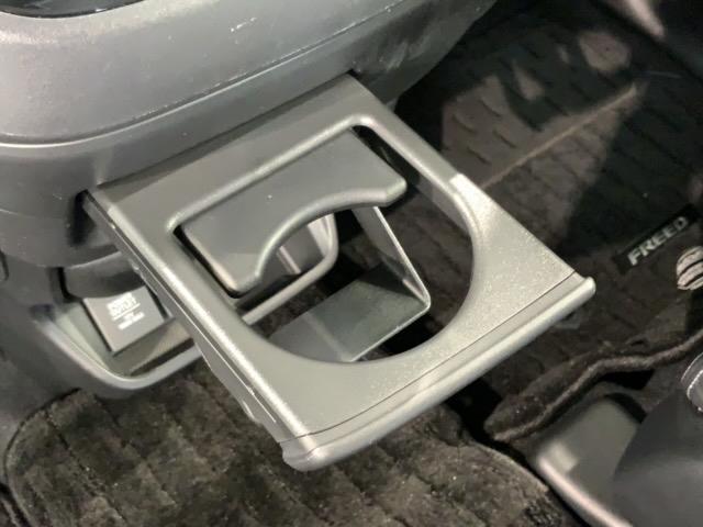 フリードハイブリッド ハイブリッド・Ｇホンダセンシング　禁煙１オーナー　１年保証　ナビＶＸＭ－２１４Ｖｆｉ　ＴＶ　Ｒカメラ　ＣＤ録音　ＢＴオ－ディオ　ＤＶＤ　ドラレコ　ＥＴＣ　ＬＥＤオートライト　ＶＳＡ　両側ＰＳＤ　シートヒーター　クルコン　ＡＷ　スマキー（26枚目）