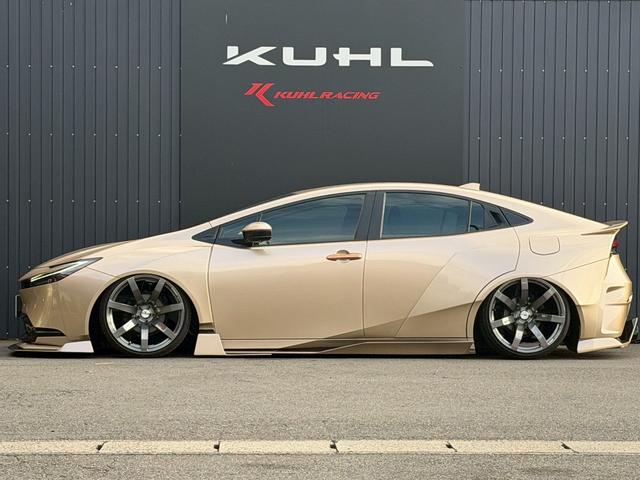 プリウス G オートサロン2024年出展最優秀賞車両/KUHLフルコンプリートカー/VERZ VRF01R20インチ/エアフォースエアサス/エレガントゴールドラッピング/純正ディスプレイオーディオナビ/ETC2.0(5枚目)