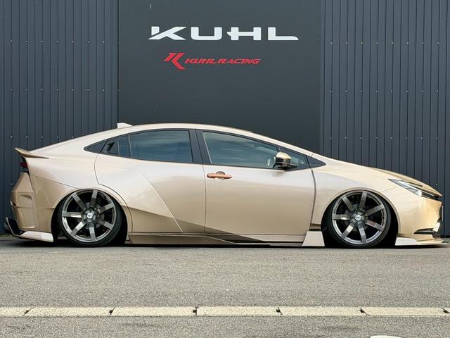 プリウス G オートサロン2024年出展最優秀賞車両/KUHLフルコンプリートカー/VERZ VRF01R20インチ/エアフォースエアサス/エレガントゴールドラッピング/純正ディスプレイオーディオナビ/ETC2.0(9枚目)