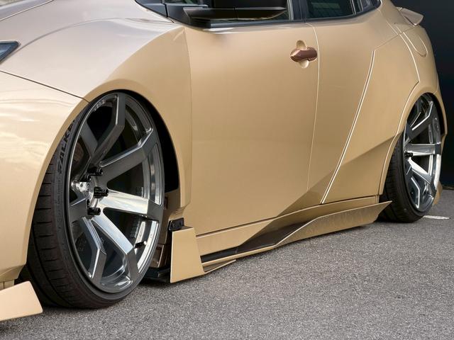 プリウス G オートサロン2024年出展最優秀賞車両/KUHLフルコンプリートカー/VERZ VRF01R20インチ/エアフォースエアサス/エレガントゴールドラッピング/純正ディスプレイオーディオナビ/ETC2.0(15枚目)