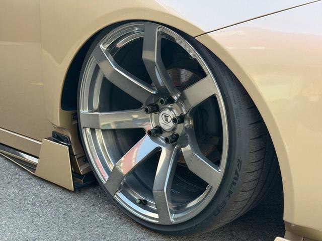 プリウス G オートサロン2024年出展最優秀賞車両/KUHLフルコンプリートカー/VERZ VRF01R20インチ/エアフォースエアサス/エレガントゴールドラッピング/純正ディスプレイオーディオナビ/ETC2.0(17枚目)