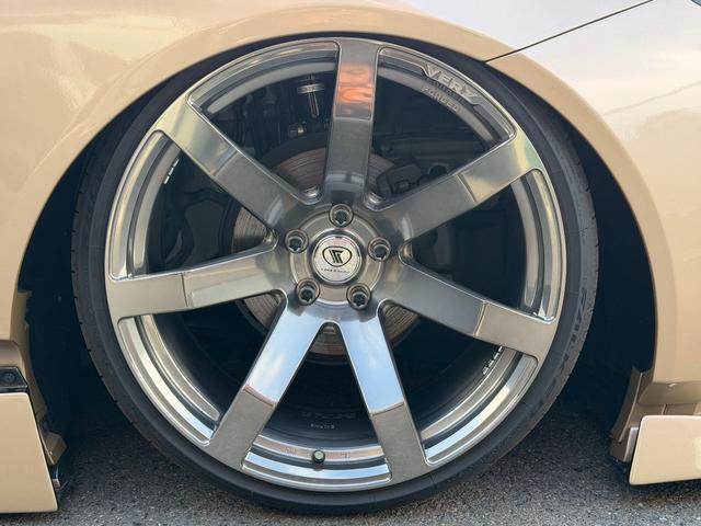 プリウス G オートサロン2024年出展最優秀賞車両/KUHLフルコンプリートカー/VERZ VRF01R20インチ/エアフォースエアサス/エレガントゴールドラッピング/純正ディスプレイオーディオナビ/ETC2.0(18枚目)