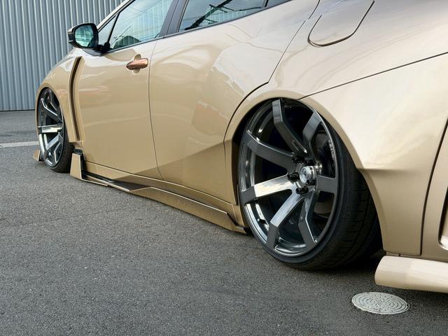 プリウス G オートサロン2024年出展最優秀賞車両/KUHLフルコンプリートカー/VERZ VRF01R20インチ/エアフォースエアサス/エレガントゴールドラッピング/純正ディスプレイオーディオナビ/ETC2.0(19枚目)