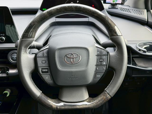 プリウス G オートサロン2024年出展最優秀賞車両/KUHLフルコンプリートカー/VERZ VRF01R20インチ/エアフォースエアサス/エレガントゴールドラッピング/純正ディスプレイオーディオナビ/ETC2.0(28枚目)