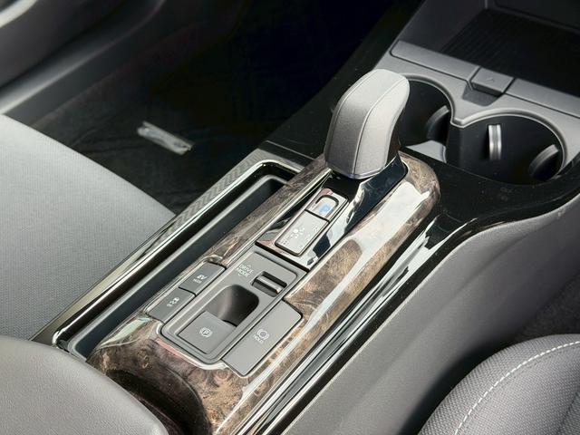 プリウス G オートサロン2024年出展最優秀賞車両/KUHLフルコンプリートカー/VERZ VRF01R20インチ/エアフォースエアサス/エレガントゴールドラッピング/純正ディスプレイオーディオナビ/ETC2.0(33枚目)