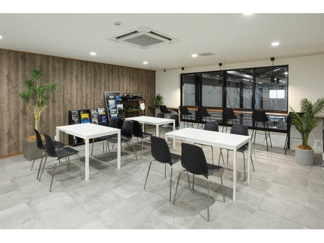 プリウス G オートサロン2024年出展最優秀賞車両/KUHLフルコンプリートカー/VERZ VRF01R20インチ/エアフォースエアサス/エレガントゴールドラッピング/純正ディスプレイオーディオナビ/ETC2.0(62枚目)