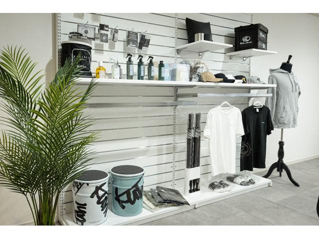 プリウス G オートサロン2024年出展最優秀賞車両/KUHLフルコンプリートカー/VERZ VRF01R20インチ/エアフォースエアサス/エレガントゴールドラッピング/純正ディスプレイオーディオナビ/ETC2.0(64枚目)