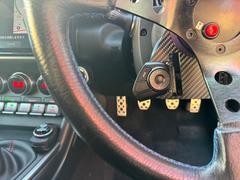 左側のステアリングリモコンにはオーディオ操作のボタンが配置され、走行中でも自在にオーディオソースや音量・トラックの切替ができます。 6