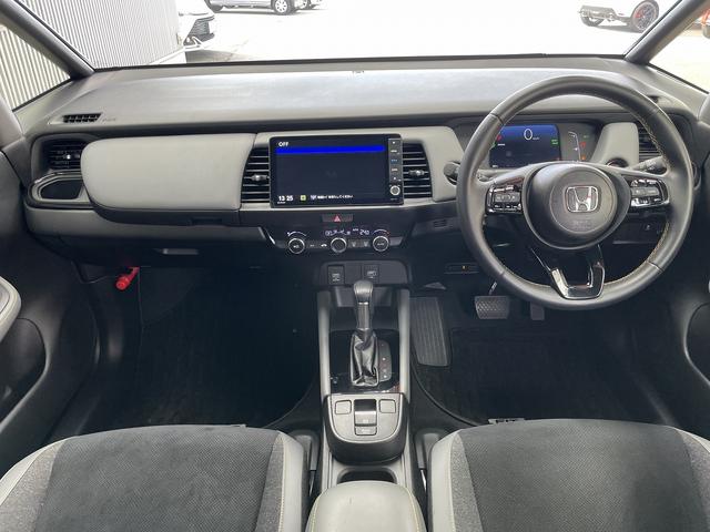フィット ｅ：ＨＥＶ　ＲＳ　無限エアロ　ホンダ純正カーナビ　スマートキー　衝突軽減ブレーキ　ハーフレザーシート　パドルシフト　ＬＥＤヘッドライト　ＥＴＣ　アダプティブクルーズコントロール　革巻きステアリング（3枚目）
