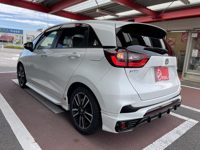 フィット ｅ：ＨＥＶ　ＲＳ　無限エアロ　ホンダ純正カーナビ　スマートキー　衝突軽減ブレーキ　ハーフレザーシート　パドルシフト　ＬＥＤヘッドライト　ＥＴＣ　アダプティブクルーズコントロール　革巻きステアリング（4枚目）