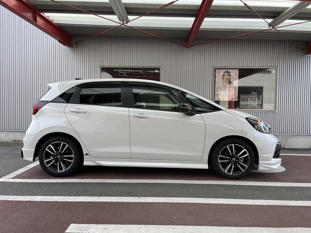 フィット ｅ：ＨＥＶ　ＲＳ　無限エアロ　ホンダ純正カーナビ　スマートキー　衝突軽減ブレーキ　ハーフレザーシート　パドルシフト　ＬＥＤヘッドライト　ＥＴＣ　アダプティブクルーズコントロール　革巻きステアリング（6枚目）