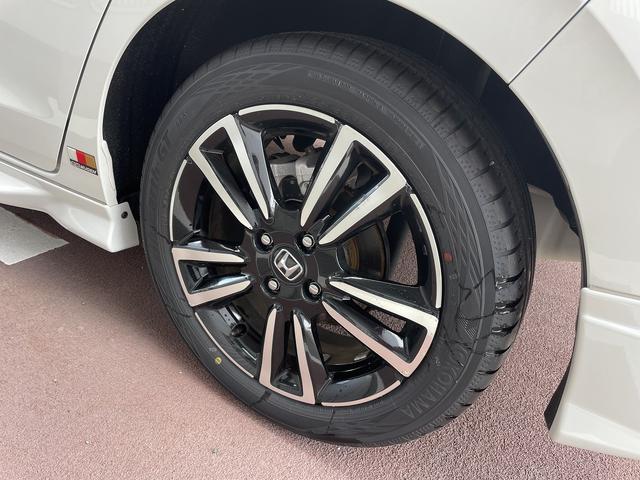 フィット ｅ：ＨＥＶ　ＲＳ　無限エアロ　ホンダ純正カーナビ　スマートキー　衝突軽減ブレーキ　ハーフレザーシート　パドルシフト　ＬＥＤヘッドライト　ＥＴＣ　アダプティブクルーズコントロール　革巻きステアリング（9枚目）