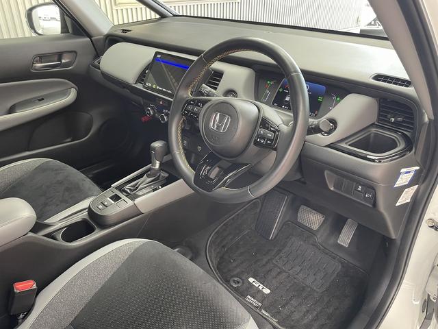 フィット ｅ：ＨＥＶ　ＲＳ　無限エアロ　ホンダ純正カーナビ　スマートキー　衝突軽減ブレーキ　ハーフレザーシート　パドルシフト　ＬＥＤヘッドライト　ＥＴＣ　アダプティブクルーズコントロール　革巻きステアリング（10枚目）