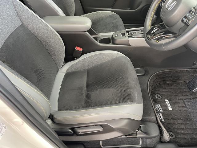フィット ｅ：ＨＥＶ　ＲＳ　無限エアロ　ホンダ純正カーナビ　スマートキー　衝突軽減ブレーキ　ハーフレザーシート　パドルシフト　ＬＥＤヘッドライト　ＥＴＣ　アダプティブクルーズコントロール　革巻きステアリング（15枚目）