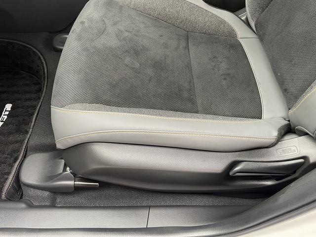 フィット ｅ：ＨＥＶ　ＲＳ　無限エアロ　ホンダ純正カーナビ　スマートキー　衝突軽減ブレーキ　ハーフレザーシート　パドルシフト　ＬＥＤヘッドライト　ＥＴＣ　アダプティブクルーズコントロール　革巻きステアリング（64枚目）