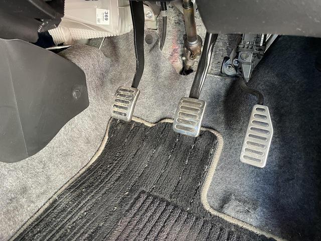 アルトワークス ベースグレード　５速ＭＴ　レカロシート　スマートキー　ＨＩＤヘッドライト　ＥＴＣ　ドライブレコーダー　フロアマット　ドアバイザー　革巻きステアリング　純正アルミホイール　フォグライト（13枚目）