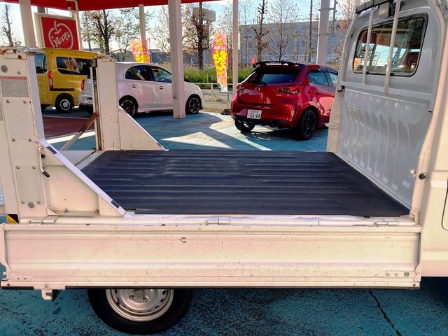 アクティトラック リフターV 垂直式 5MT・ヤシマ産業製テールゲートリフター・三方開荷台・ゴムマット&バイザー付・AM/FMラジオ・パワーステアリング・エアバッグ・エアコン・スペアタイヤ(50枚目)