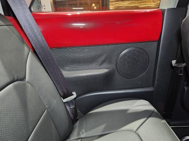 ニュービートル ＥＺ　２００７モデル　新品ＬＥＤヘッド＆革調シートカバー＆ステンレスシフトカバー＆ホワイトウォール　１０点パネル塗装済　天張り＆ドア内張り張替済み　ＡＣスポンジ対策済　Ｐセンサー　外部音声入力端子　スペアキ（27枚目）