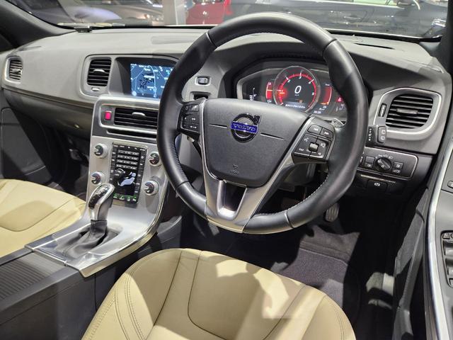 Ｖ６０ Ｄ４　ダイナミックエディション　１オーナー　禁煙車　記録簿　Ｔベルト交換済　専用１８ＡＷ補修＆塗装済　専用スポーツ白本革　黒天張り　地デジ純正ナビ＆バックカメラ（11枚目）