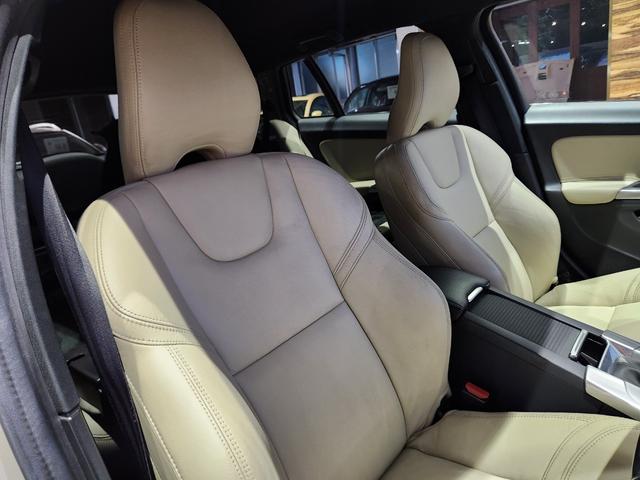 Ｖ６０ Ｄ４　ダイナミックエディション　１オーナー　禁煙車　記録簿　Ｔベルト交換済　専用１８ＡＷ補修＆塗装済　専用スポーツ白本革　黒天張り　地デジ純正ナビ＆バックカメラ（13枚目）