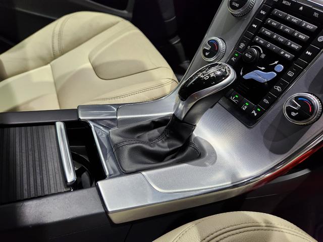 Ｖ６０ Ｄ４　ダイナミックエディション　１オーナー　禁煙車　記録簿　Ｔベルト交換済　専用１８ＡＷ補修＆塗装済　専用スポーツ白本革　黒天張り　地デジ純正ナビ＆バックカメラ（15枚目）