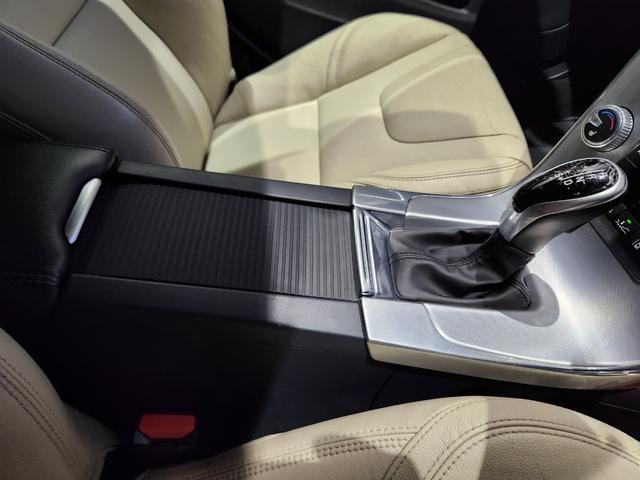 Ｖ６０ Ｄ４　ダイナミックエディション　１オーナー　禁煙車　記録簿　Ｔベルト交換済　専用１８ＡＷ補修＆塗装済　専用スポーツ白本革　黒天張り　地デジ純正ナビ＆バックカメラ（16枚目）
