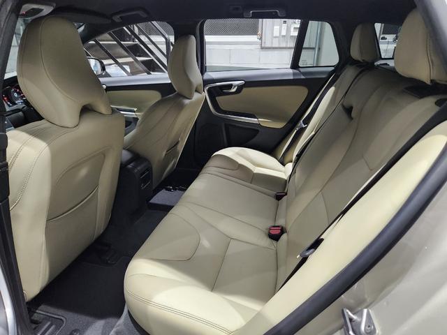 Ｖ６０ Ｄ４　ダイナミックエディション　１オーナー　禁煙車　記録簿　Ｔベルト交換済　専用１８ＡＷ補修＆塗装済　専用スポーツ白本革　黒天張り　地デジ純正ナビ＆バックカメラ（20枚目）