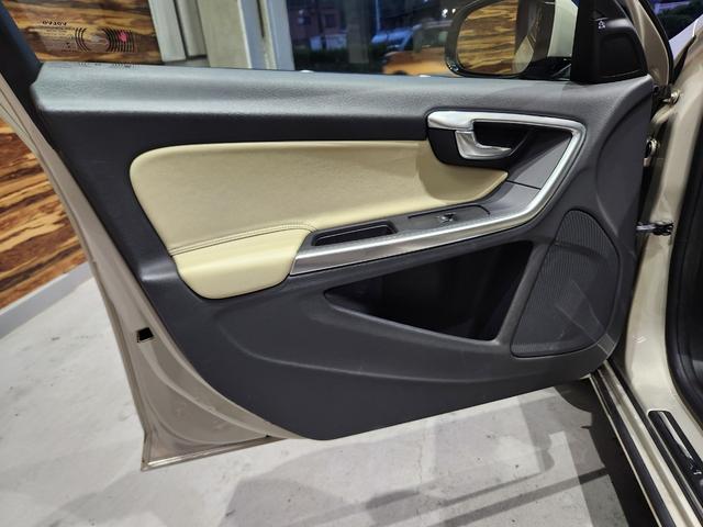 Ｖ６０ Ｄ４　ダイナミックエディション　１オーナー　禁煙車　記録簿　Ｔベルト交換済　専用１８ＡＷ補修＆塗装済　専用スポーツ白本革　黒天張り　地デジ純正ナビ＆バックカメラ（24枚目）