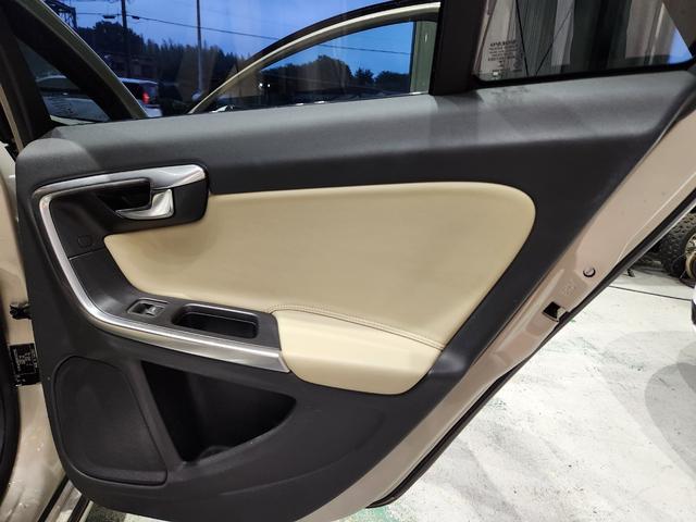 Ｖ６０ Ｄ４　ダイナミックエディション　１オーナー　禁煙車　記録簿　Ｔベルト交換済　専用１８ＡＷ補修＆塗装済　専用スポーツ白本革　黒天張り　地デジ純正ナビ＆バックカメラ（27枚目）