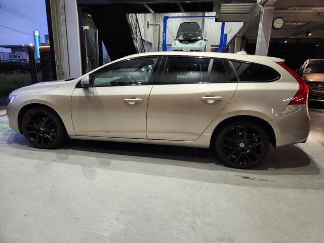 Ｖ６０ Ｄ４　ダイナミックエディション　１オーナー　禁煙車　記録簿　Ｔベルト交換済　専用１８ＡＷ補修＆塗装済　専用スポーツ白本革　黒天張り　地デジ純正ナビ＆バックカメラ（62枚目）
